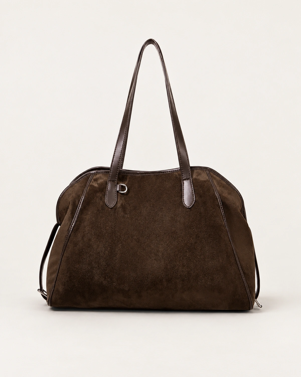 Vista simétrica da bolsa tote bowling marrom em suede no solo mineral