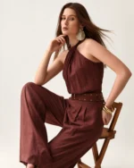 Macacão pantalona em linho com gola halter café — editorial cadeira