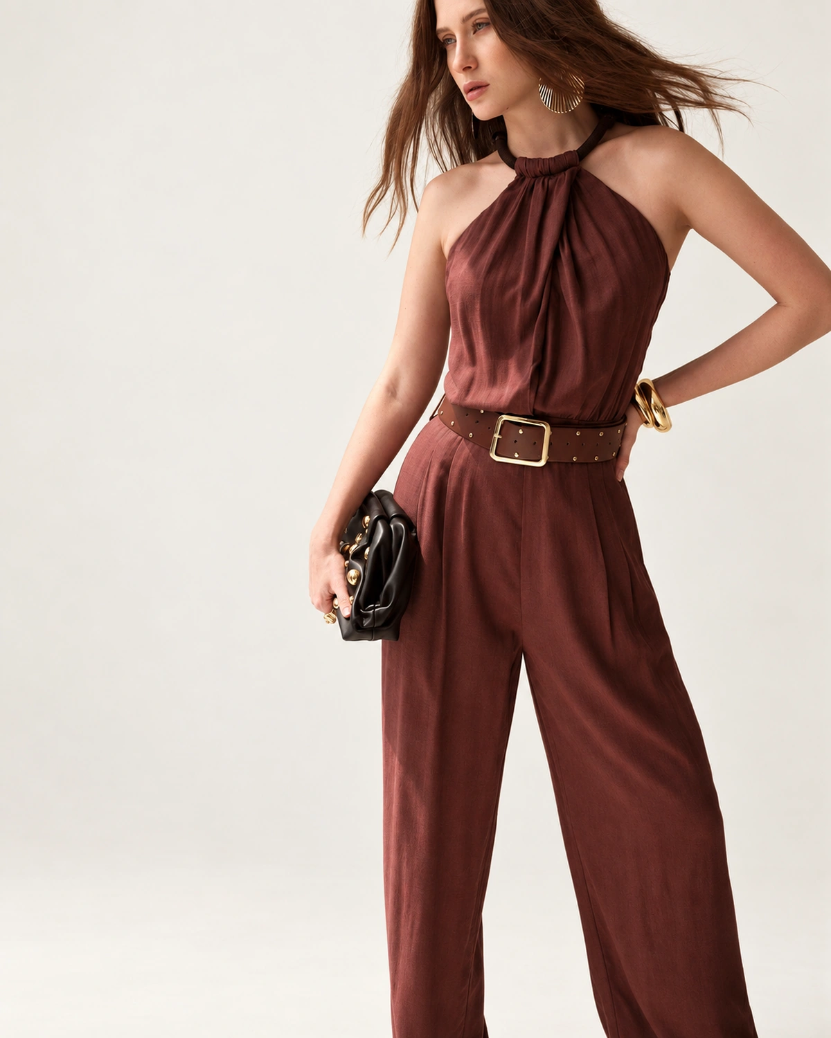 Macacão pantalona em linho com gola halter café — editorial 6