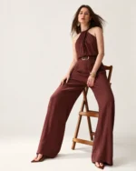 Macacão pantalona em linho com gola halter café — editorial banco