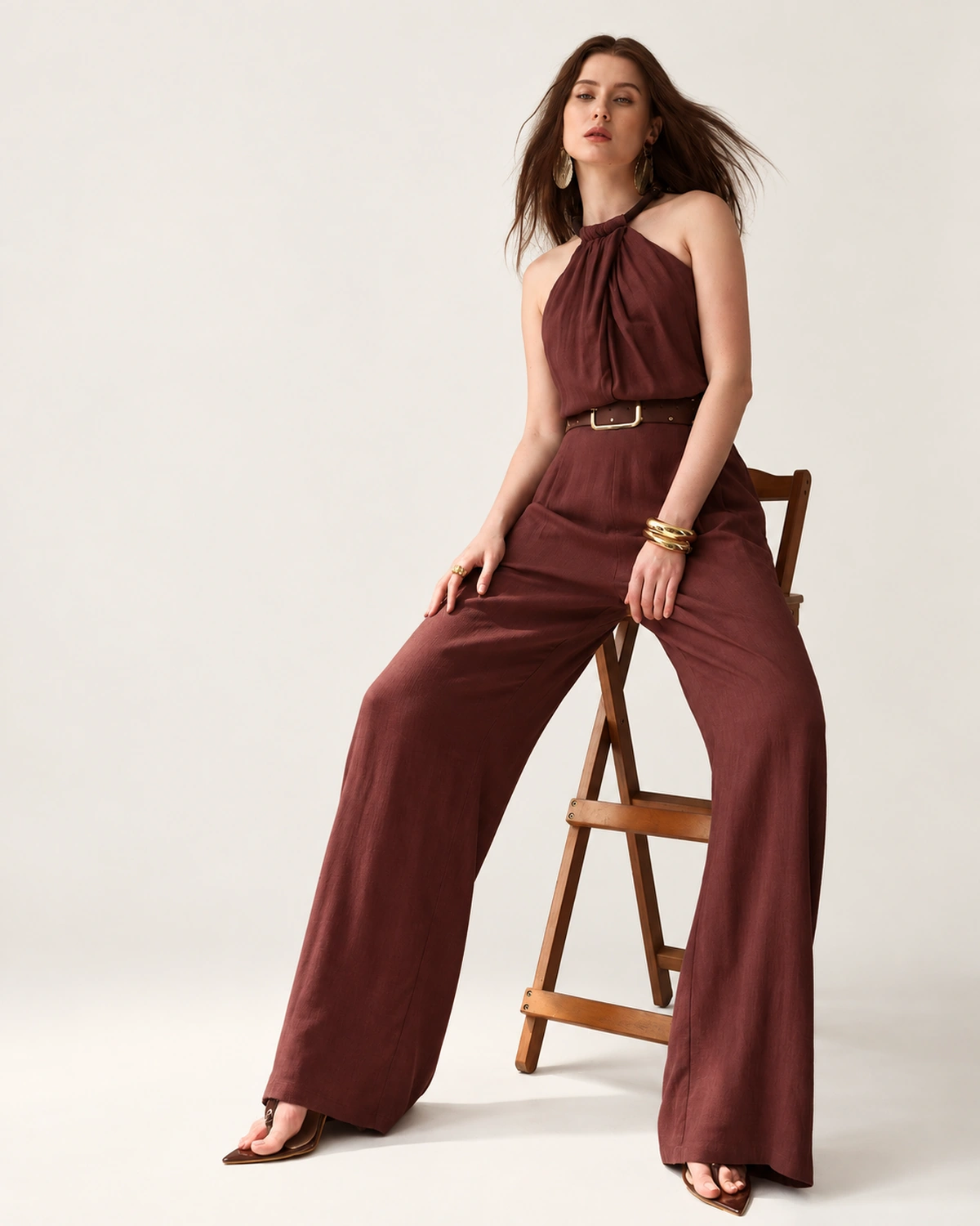 Macacão pantalona em linho com gola halter café — editorial banco
