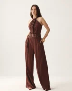 Macacão pantalona em linho com gola halter café — frente