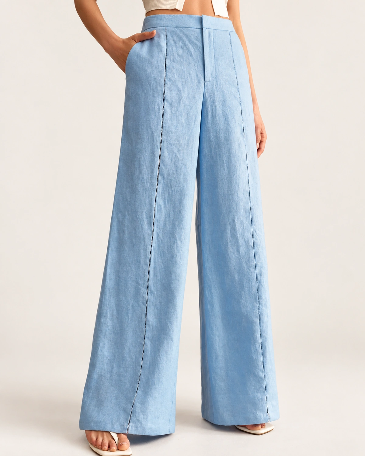 Calça Alfaiataria Wide Leg em Puro Linho na cor Azul Céu vista 03