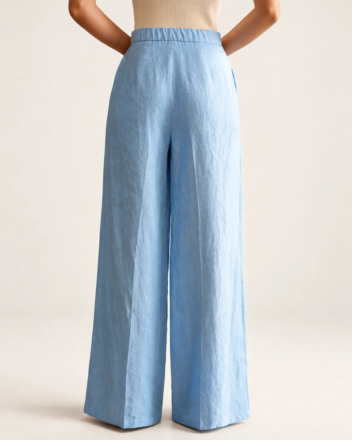 Calça Alfaiataria Wide Leg em Puro Linho na cor Azul Céu vista 04
