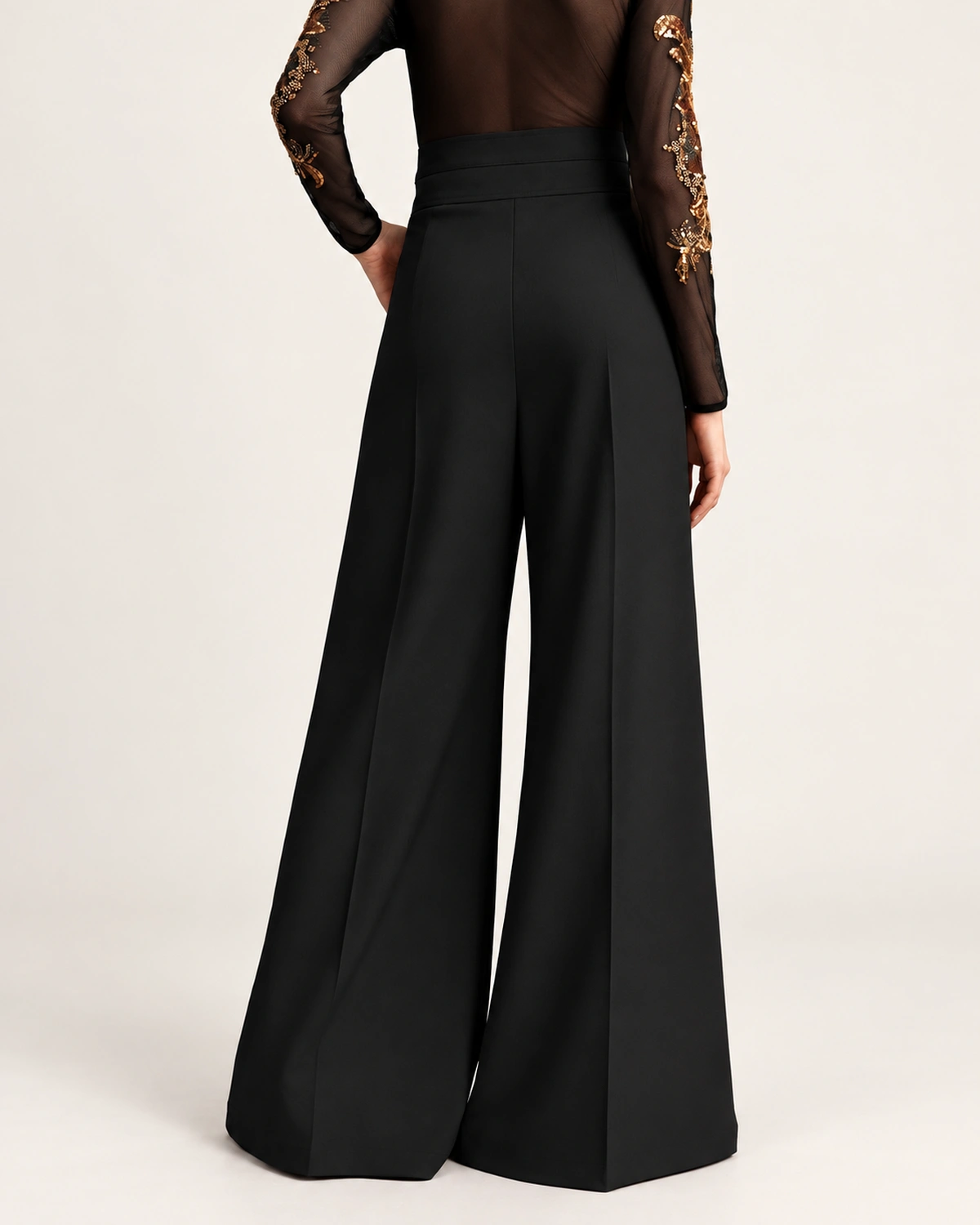 Calça flare de alfaiataria com cós duplo e botões decorativos na cor preto, foto 02