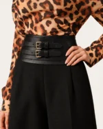 Calça pantalona de alfaiataria com cós acorsetado e fivelas duplas na cor noir, foto 02
