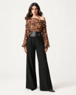 Calça pantalona de alfaiataria com cós acorsetado e fivelas duplas na cor noir, foto 04
