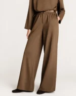 Plano médio da modelagem wide leg da calça pantalona marrom café