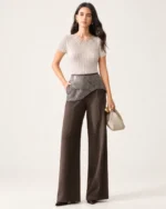 Calça wide leg feminina em alfaiataria com aplicação de strass em estúdio mineral.