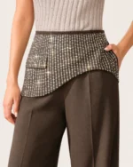 Calça wide leg feminina em alfaiataria com aplicação de strass em estúdio mineral.