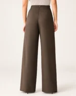 Calça wide leg feminina em alfaiataria com aplicação de strass em estúdio mineral.