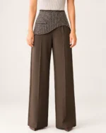 Calça wide leg feminina em alfaiataria com aplicação de strass em estúdio mineral.