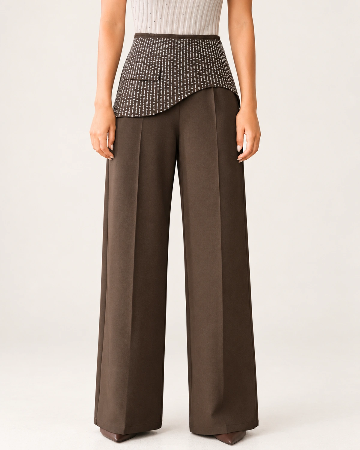 Calça wide leg feminina em alfaiataria com aplicação de strass em estúdio mineral.