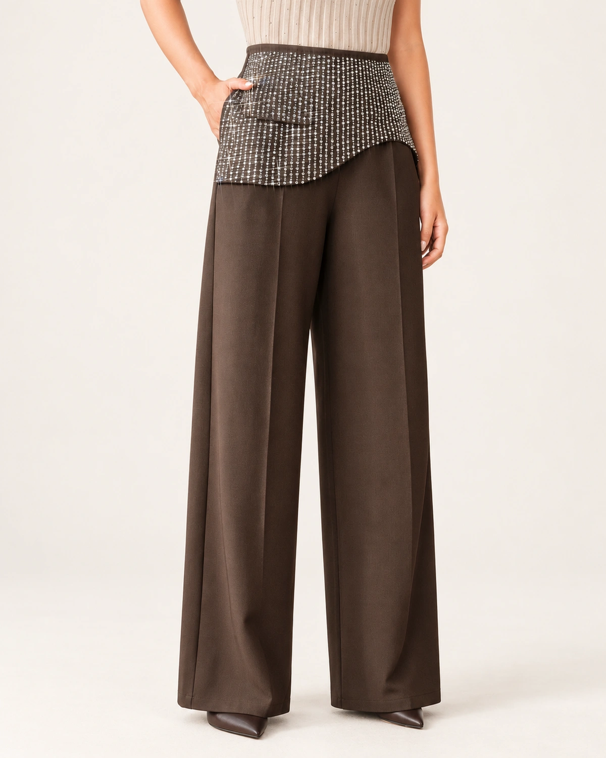 Calça wide leg feminina em alfaiataria com aplicação de strass em estúdio mineral.