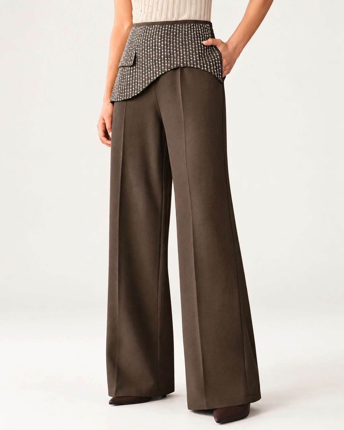 Calça wide leg feminina em alfaiataria com aplicação de strass em estúdio mineral.