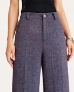 Calça wide leg em lã mista com cintura alta e vinco frontal na cor púrpura, foto 02