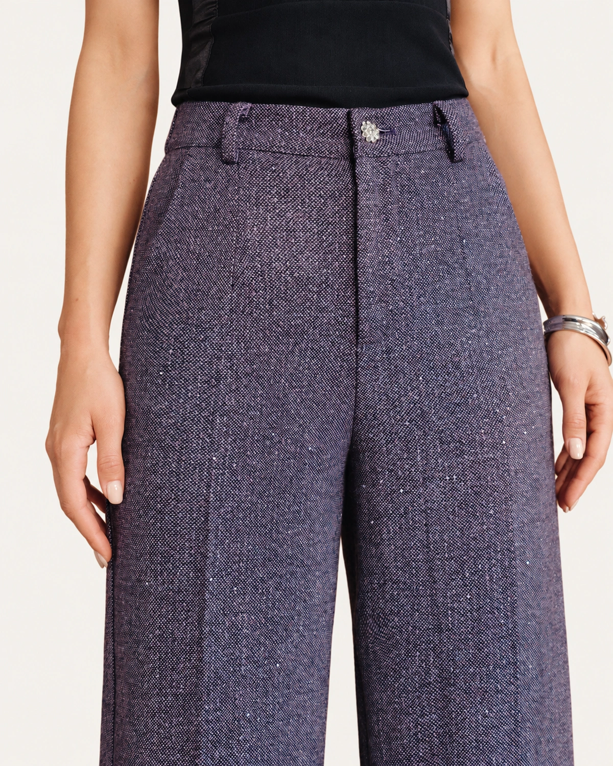 Calça wide leg em lã mista com cintura alta e vinco frontal na cor púrpura, foto 02