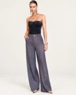 Calça wide leg em lã mista com cintura alta e vinco frontal na cor púrpura, foto 03