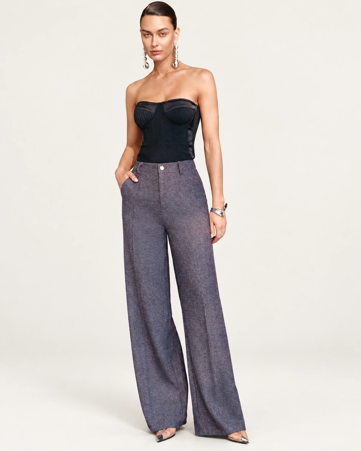 Calça wide leg em lã mista com cintura alta e vinco frontal na cor púrpura, foto 03