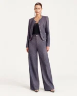Calça wide leg em lã mista com cintura alta e vinco frontal na cor púrpura, foto 07