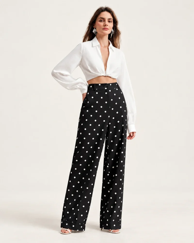 Calça wide leg feminina em crepe com estampa poá em estúdio mineral.