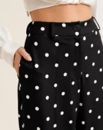 Calça wide leg feminina em crepe com estampa poá em estúdio mineral.