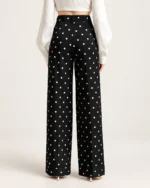 Calça wide leg feminina em crepe com estampa poá em estúdio mineral.