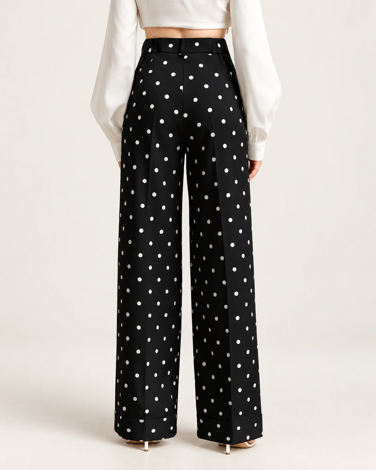 Calça wide leg feminina em crepe com estampa poá em estúdio mineral.