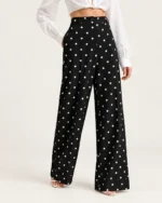 Calça wide leg feminina em crepe com estampa poá em estúdio mineral.