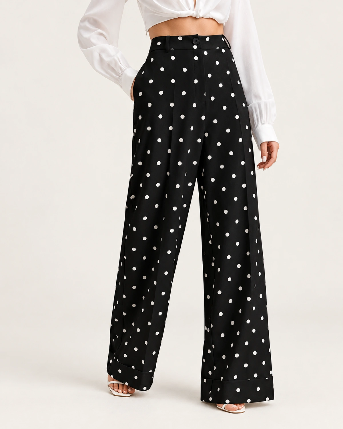 Calça wide leg feminina em crepe com estampa poá em estúdio mineral.