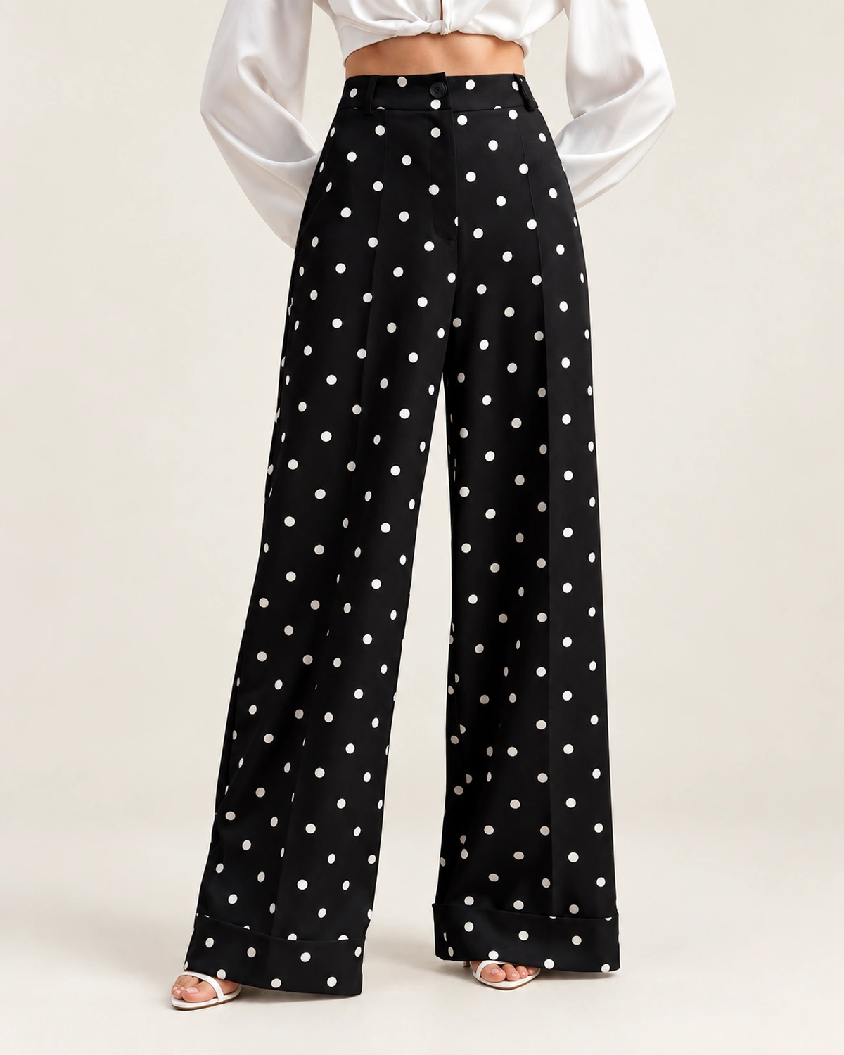 Calça wide leg feminina em crepe com estampa poá em estúdio mineral.