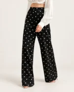 Calça wide leg feminina em crepe com estampa poá em estúdio mineral.