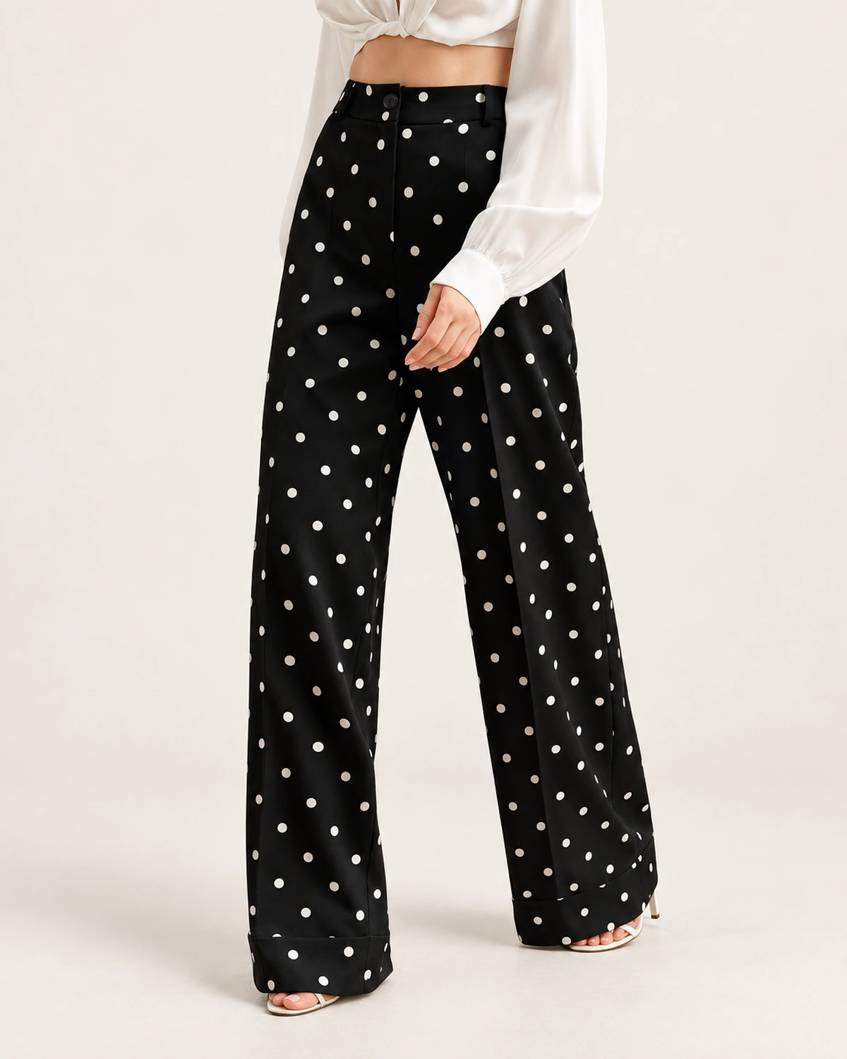 Calça wide leg feminina em crepe com estampa poá em estúdio mineral.