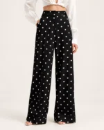 Calça wide leg feminina em crepe com estampa poá em estúdio mineral.