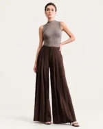 Calça wide leg feminina em alfaiataria com pregas em estúdio mineral.