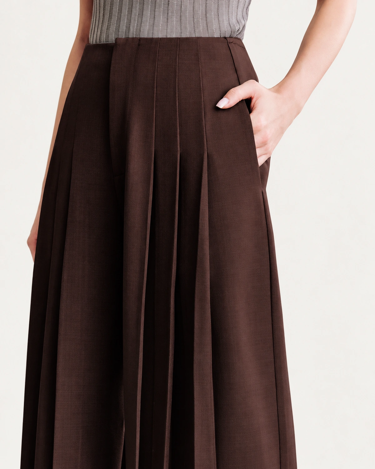 Calça wide leg feminina em alfaiataria com pregas em estúdio mineral.