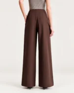 Calça wide leg feminina em alfaiataria com pregas em estúdio mineral.