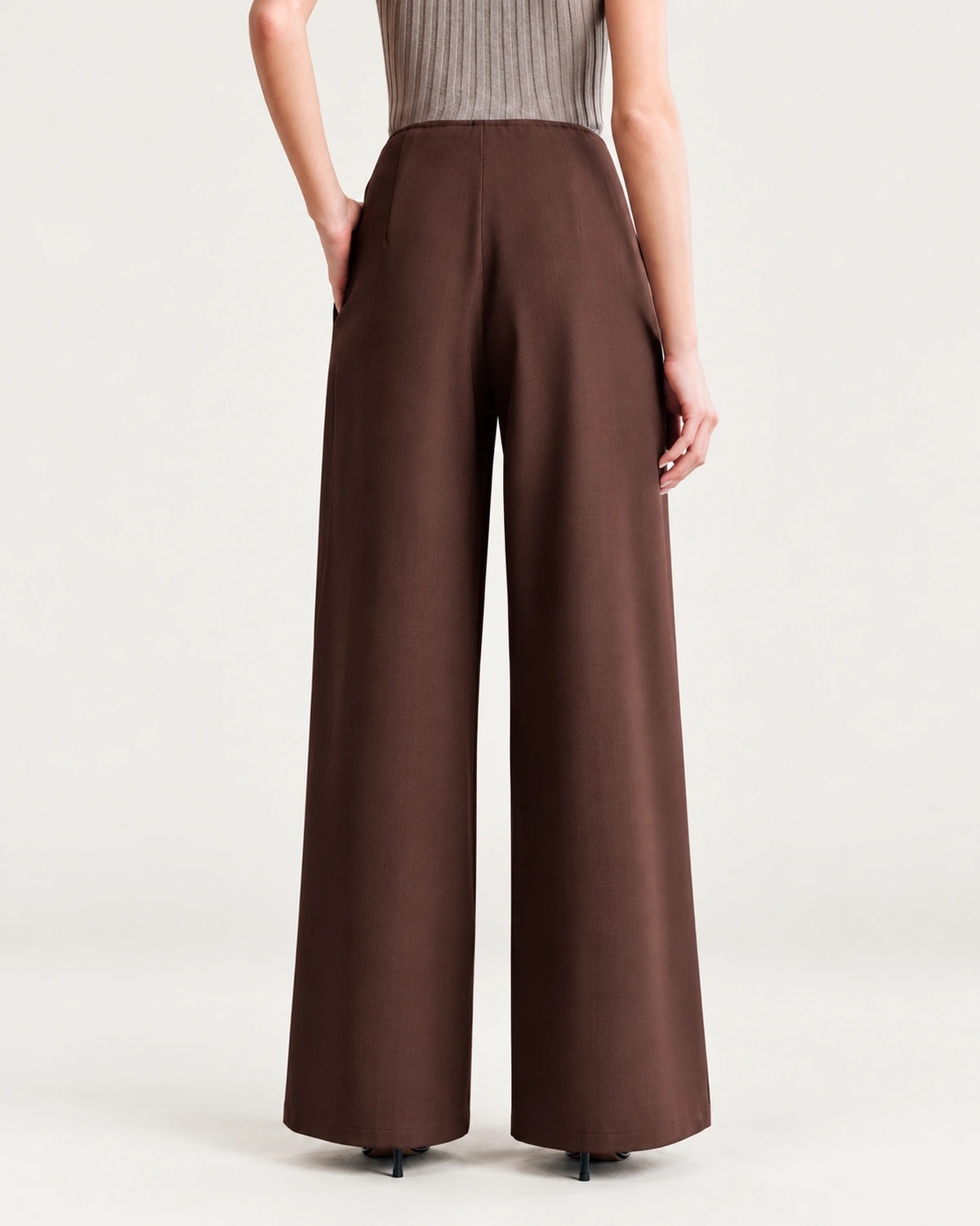 Calça wide leg feminina em alfaiataria com pregas em estúdio mineral.