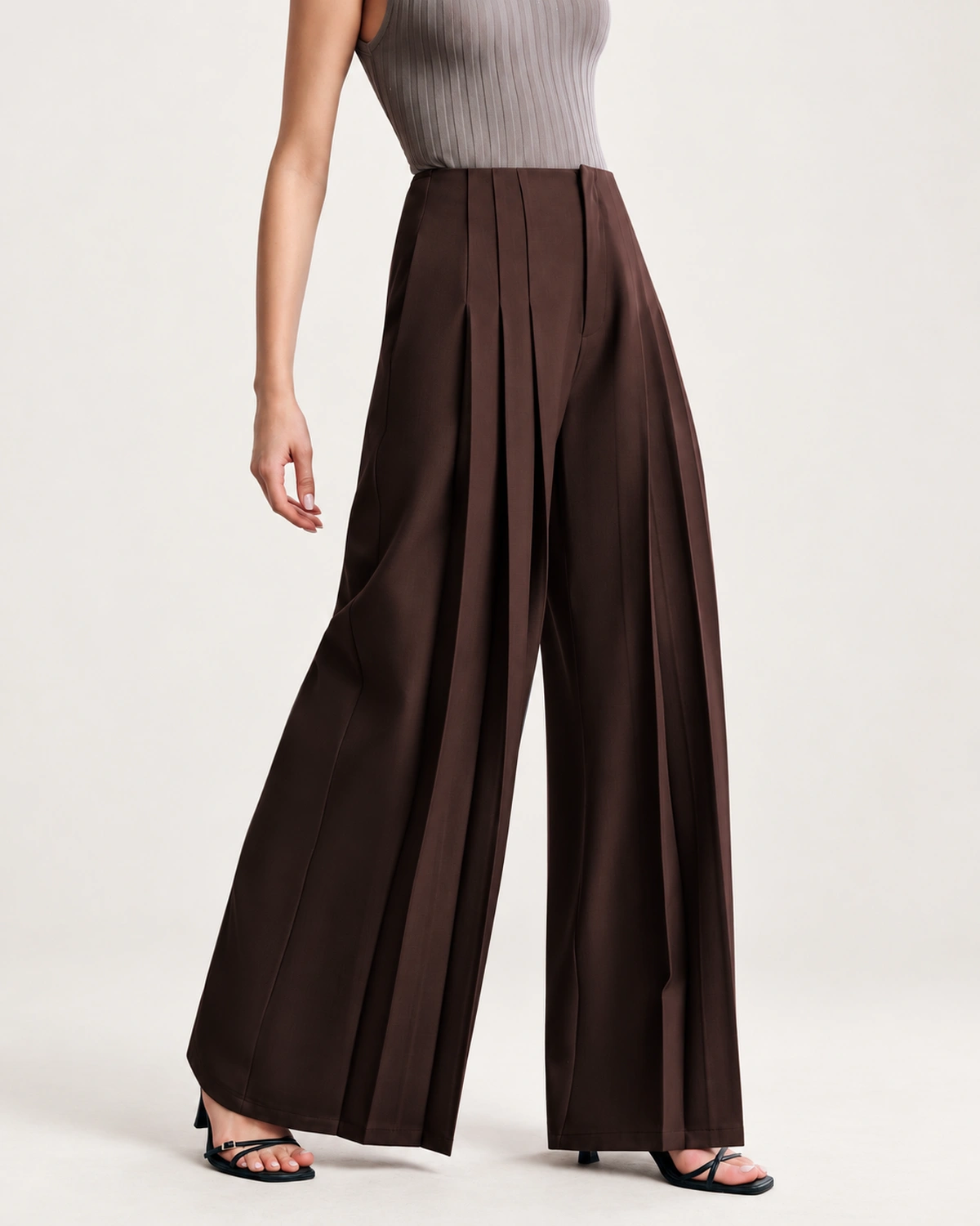Calça wide leg feminina em alfaiataria com pregas em estúdio mineral.