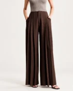 Calça wide leg feminina em alfaiataria com pregas em estúdio mineral.