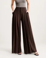 Calça wide leg feminina em alfaiataria com pregas em estúdio mineral.