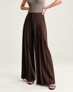 Calça wide leg feminina em alfaiataria com pregas em estúdio mineral.