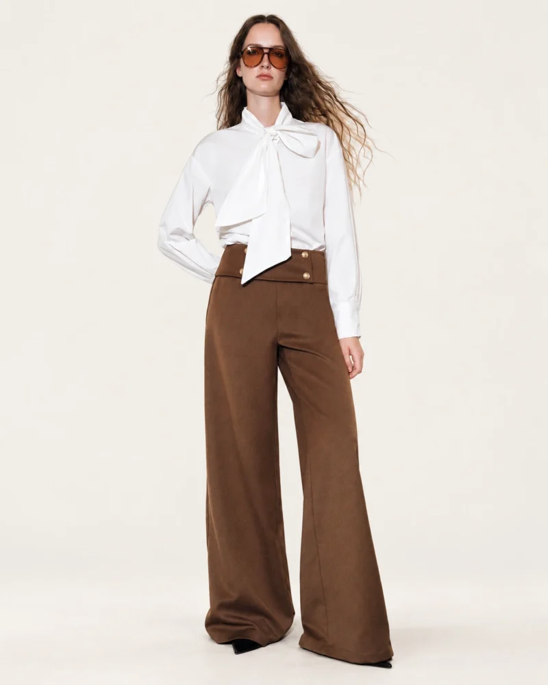 Calça wide leg feminina em alfaiataria com botões dourados em estúdio mineral.