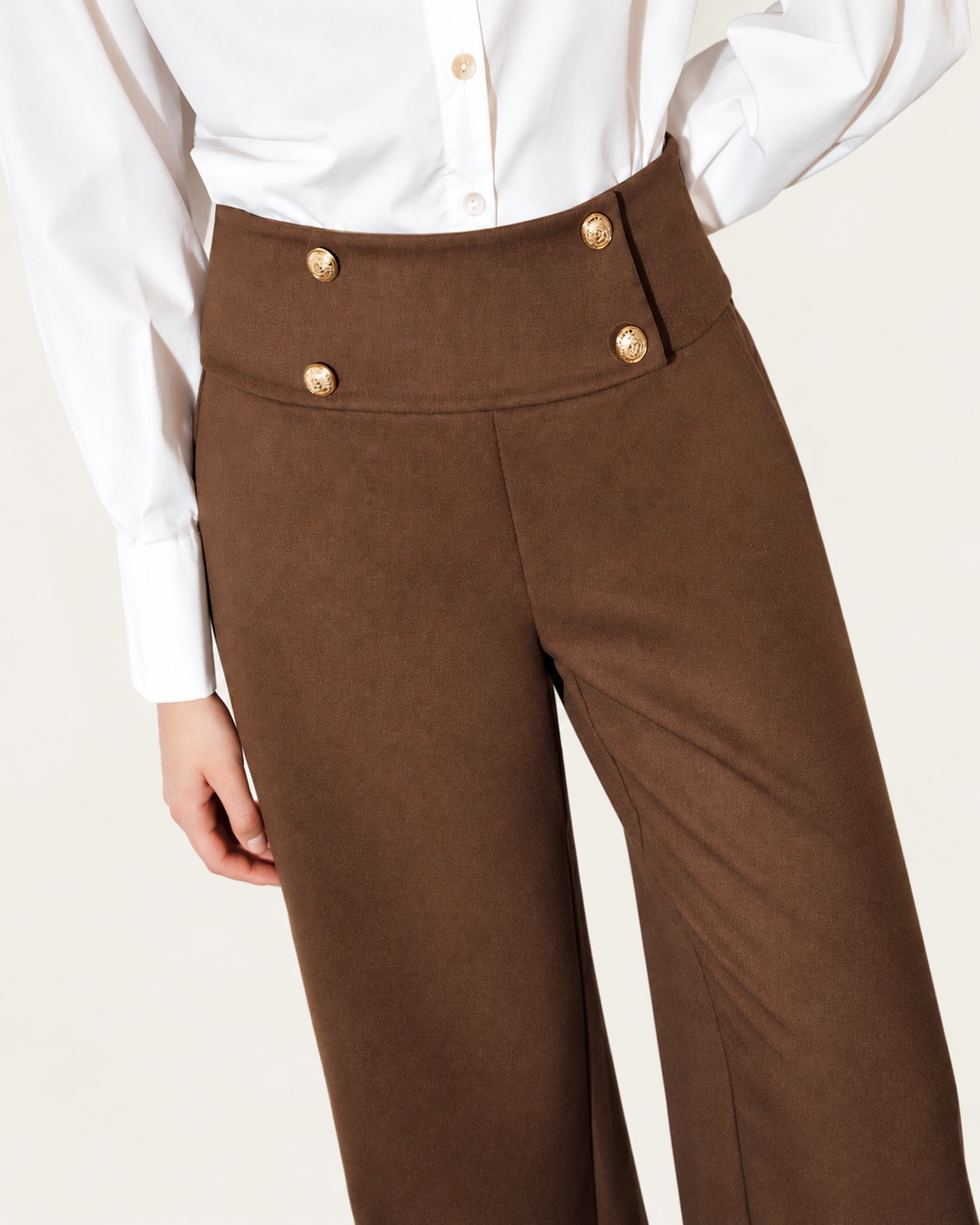 Calça wide leg feminina em alfaiataria com botões dourados em estúdio mineral.
