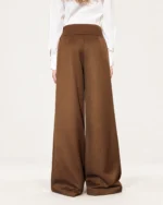 Calça wide leg feminina em alfaiataria com botões dourados em estúdio mineral.