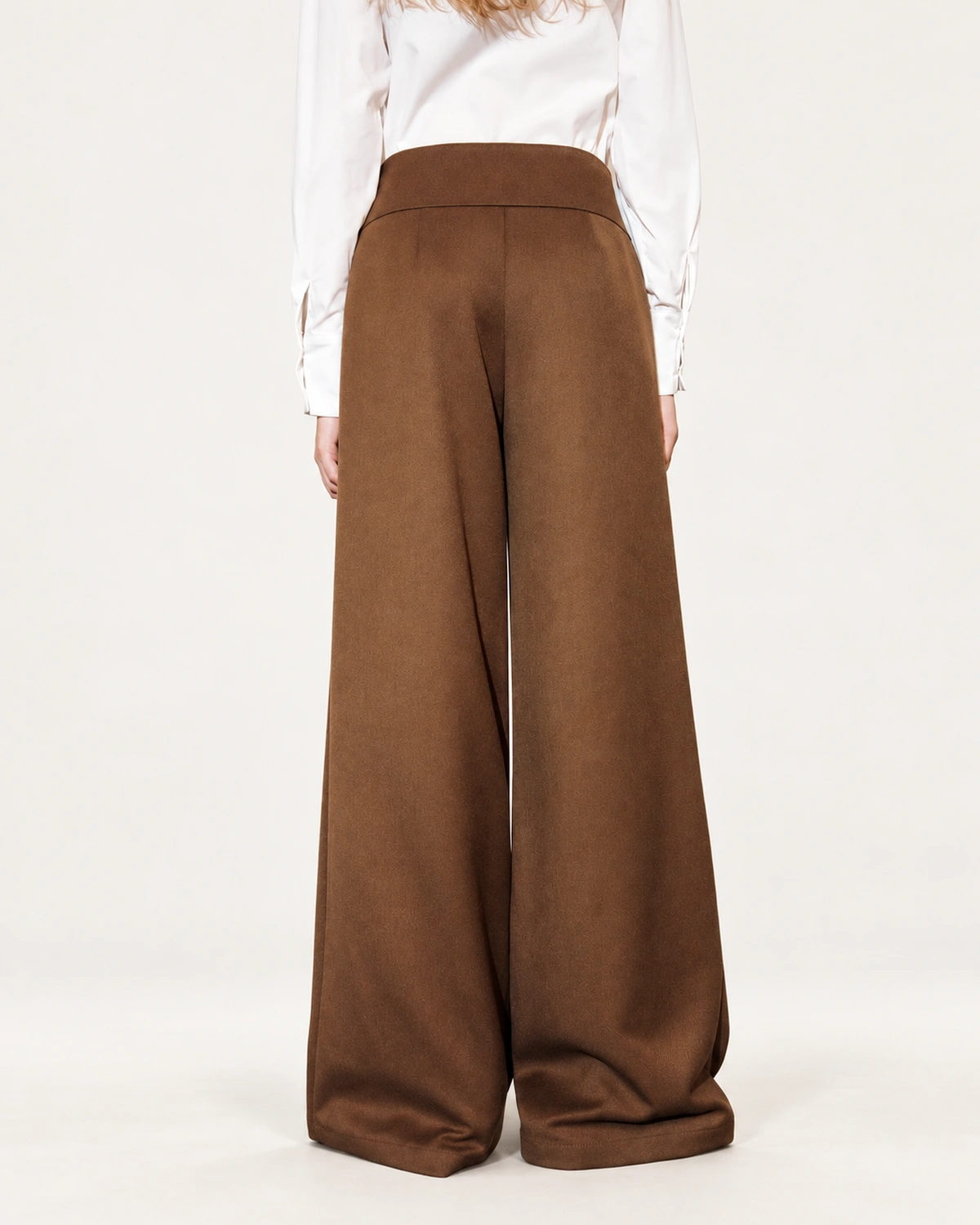 Calça wide leg feminina em alfaiataria com botões dourados em estúdio mineral.