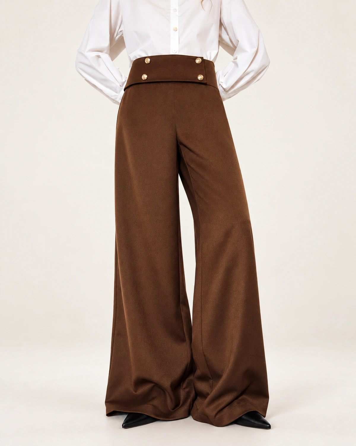 Calça wide leg feminina em alfaiataria com botões dourados em estúdio mineral.