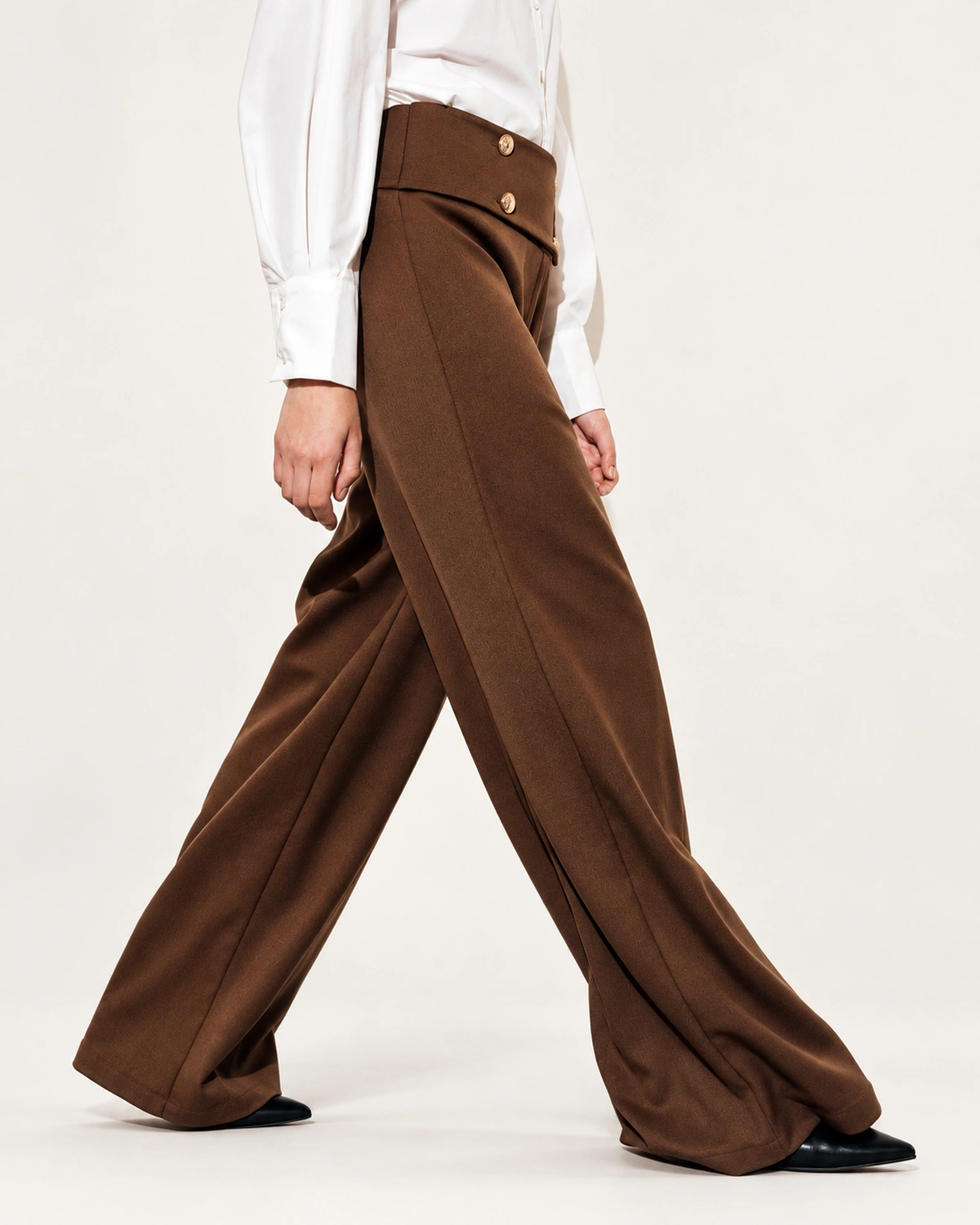 Calça wide leg feminina em alfaiataria com botões dourados em estúdio mineral.
