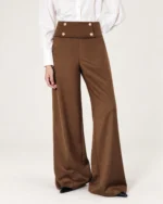 Calça wide leg feminina em alfaiataria com botões dourados em estúdio mineral.