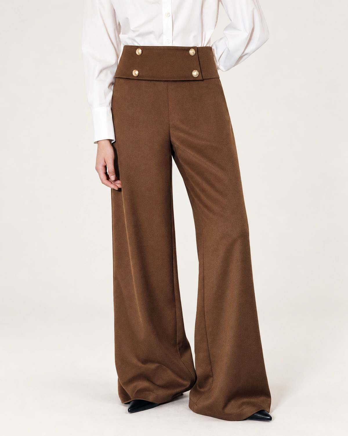 Calça wide leg feminina em alfaiataria com botões dourados em estúdio mineral.